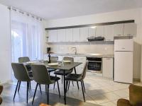 Kuchnia lub aneks kuchenny w obiekcie Apartment Dunato I