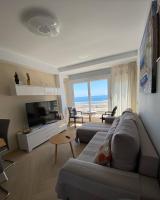 TV a/nebo společenská místnost v ubytování Precioso apartamento con piscina