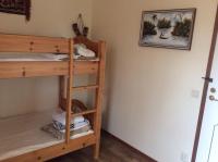 Palanda nebo palandy na pokoji v ubytování Ängens B&B