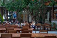 Oaspeți care stau la Mad Monkey Koh Sdach