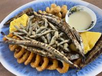 un piatto di cibo con pesce e patatine fritte di Hotel Iulia Resort a Venus