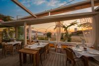 un ristorante con tavoli e sedie su un ponte di Oyster Residences - Adult Only a Oludeniz