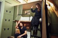 Ein Mann und eine Frau sitzen auf einem Etagenbett in der Unterkunft The Elephant Hostel in Amsterdam