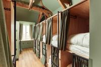 eine Reihe von Etagenbetten in einem Zimmer in der Unterkunft The Elephant Hostel in Amsterdam