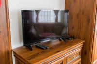 Televízia a/alebo spoločenská miestnosť v ubytovaní Hotel Napoleon