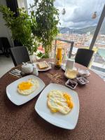 dos huevos fritos en platos blancos en una mesa en Hotel Orlak, en Huancayo