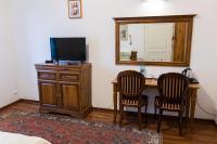 Televízia a/alebo spoločenská miestnosť v ubytovaní Hotel Napoleon