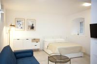 Televízia a/alebo spoločenská miestnosť v ubytovaní Studio Apartment Jon