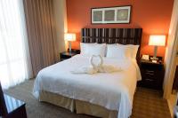 Embassy Suites Ontario - Airportにあるベッド