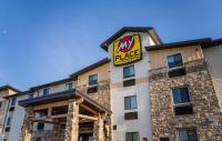 un gran edificio con un cartel de pizzería en My Place Hotel-Marion, OH, en Marion