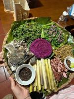ein Tablett mit verschiedenen Arten von Gemüse auf einem Tisch in der Unterkunft Mây home Trạm Tấu bungalow in Ya Ló