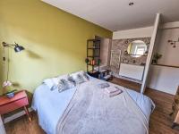 Posteľ alebo postele v izbe v ubytovaní Jacuzzi Terrasse 86 - Terrasse & Climatisation - 4 personnes - BnB Epernay
