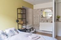 Kúpeľňa v ubytovaní Jacuzzi Terrasse 86 - Terrasse & Climatisation - 4 personnes - BnB Epernay