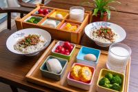 桂林Xiangui Jingshan Villa的桌子上放着食物和碗