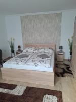 Łóżko lub łóżka w pokoju w obiekcie Katarina apartman