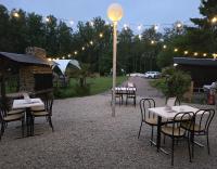 eine Gruppe von Tischen und Stühlen mit Beleuchtung in der Unterkunft Tente Lodge Safari in Saint-Martin-des-Besaces