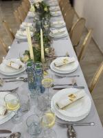 einen langen Tisch mit Tellern und Gläsern Wein in der Unterkunft Nostalgia restaurant & pension in Rimavská Sobota