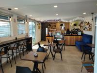 een restaurant met tafels en stoelen en een keuken bij Maison Lapinou in Momoxpan