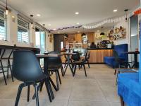 een restaurant met tafels en stoelen en een toonbank bij Maison Lapinou in Momoxpan