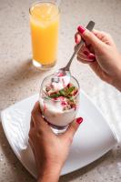 una persona comiendo un postre en un plato con una cuchara en Hotel Cristal Park, en Valencia