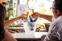 dos personas sentadas en una mesa con vasos de cerveza en Hotel Cristal Park, en Valencia