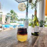 zwei Flaschen Wein auf einem Holztisch mit einem Getränk in der Unterkunft Seaview 1bedroom 23sqm pattaya 1112 in Jomtien Beach