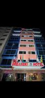 un edificio con un cartel de hotel de los soñadores en Dreamers Hotel, en Giza