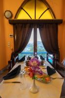 Una mesa con un plato de comida y una flor encima. en Nubiano Cataract, en Shellal