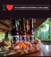 een groep flessen bier op een tafel bij Hotel Bambus in Felipe Carrillo Puerto