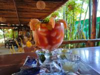 een glazen vaas met een appel erin op een tafel bij Hotel Bambus in Felipe Carrillo Puerto