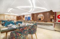 Un comedor con mesa y sillas en Arison Luxury, en Srinagar