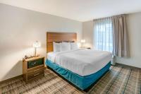 MainStay Suites Spokane Airportにあるベッド