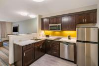 MainStay Suites Spokane Airportにあるキッチンまたは簡易キッチン