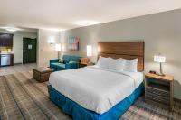 MainStay Suites Spokane Airportにあるベッド