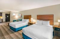 MainStay Suites Spokane Airportにあるベッド