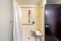 MainStay Suites Spokane Airportにあるバスルーム
