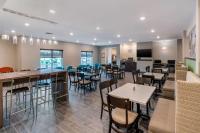 MainStay Suites Spokane Airportにあるテレビまたはエンターテインメントセンター