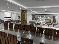 une salle de conférence avec une longue table et des chaises dans l'établissement Bảo Ngọc Diamond Hotel 2, à Cao Bằng