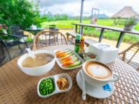 una mesa con una taza de café y tazones de comida en บ้านผ่อดอยกอยดาวพรีเมี่ยม, en Ban Sop Nong