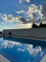 Bazén v ubytování Holiday Home Meri nebo v jeho okolí
