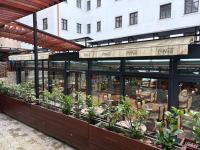 Reštaurácia alebo iné gastronomické zariadenie v ubytovaní VIP Apartments