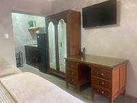 Televisyen dan/atau pusat hiburan di Aloe Guesthouse Klerksdorp