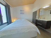 Posteľ alebo postele v izbe v ubytovaní Maison familiale 10 pers, annexe, plage 250m, wifi, parking, jardin clos, terrasse avec pergola - FR-1-224B-163