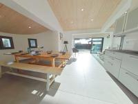Kuchyňa alebo kuchynka v ubytovaní Maison familiale 10 pers, annexe, plage 250m, wifi, parking, jardin clos, terrasse avec pergola - FR-1-224B-163