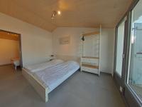 Posteľ alebo postele v izbe v ubytovaní Maison familiale 10 pers, annexe, plage 250m, wifi, parking, jardin clos, terrasse avec pergola - FR-1-224B-163