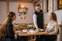 três pessoas sentadas à volta de uma mesa num restaurante em Hotel & Restaurant Zum Reussenstein em Böblingen