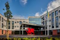 un edificio con una escultura roja delante de él en Tŷ Newport, en Newport