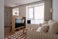 John's Apartmentにあるテレビまたはエンターテインメントセンター