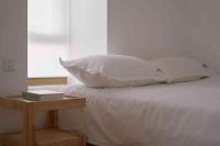 John's Apartmentにあるベッド