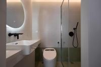 John's Apartmentにあるバスルーム